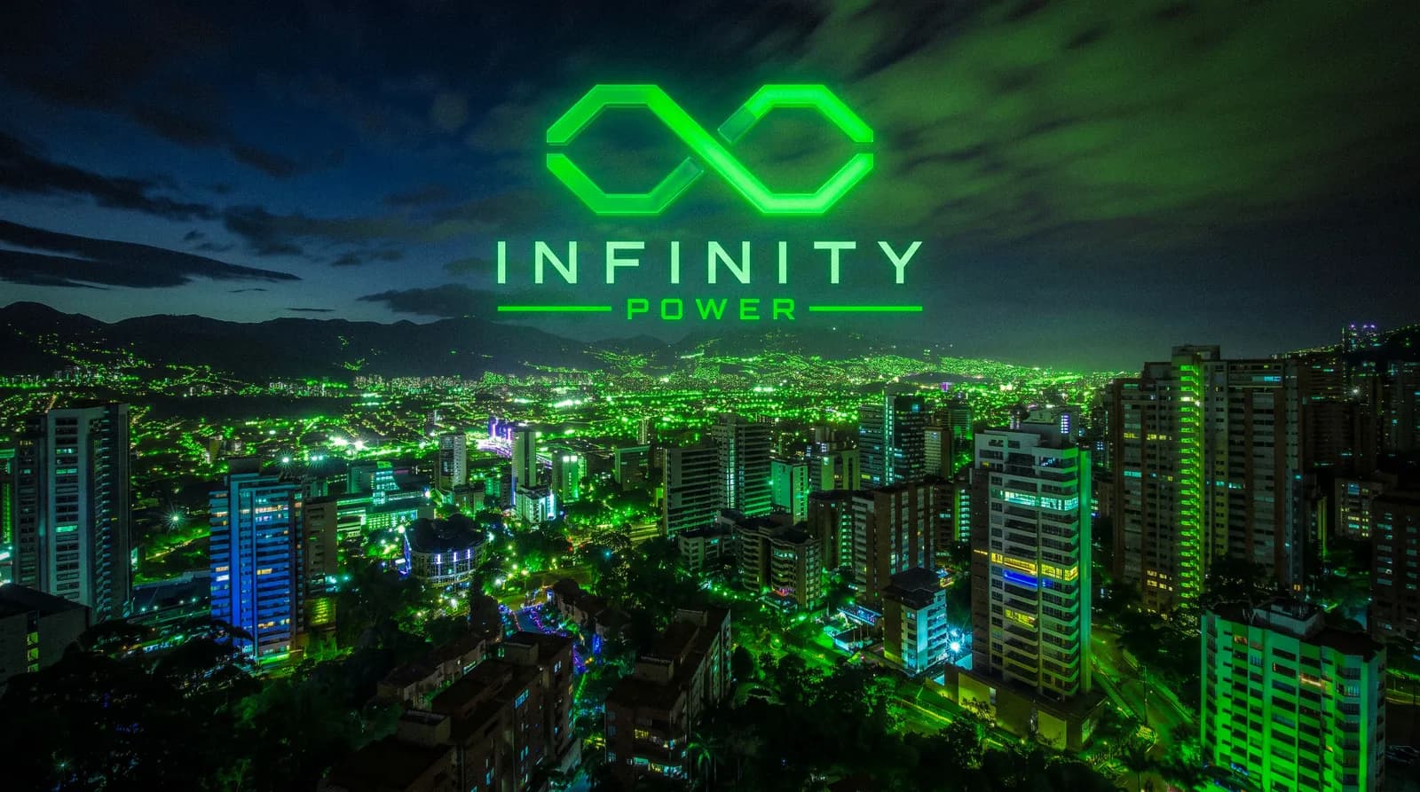 Panorámica nocturna de Medellín con el logo de Infinity Power